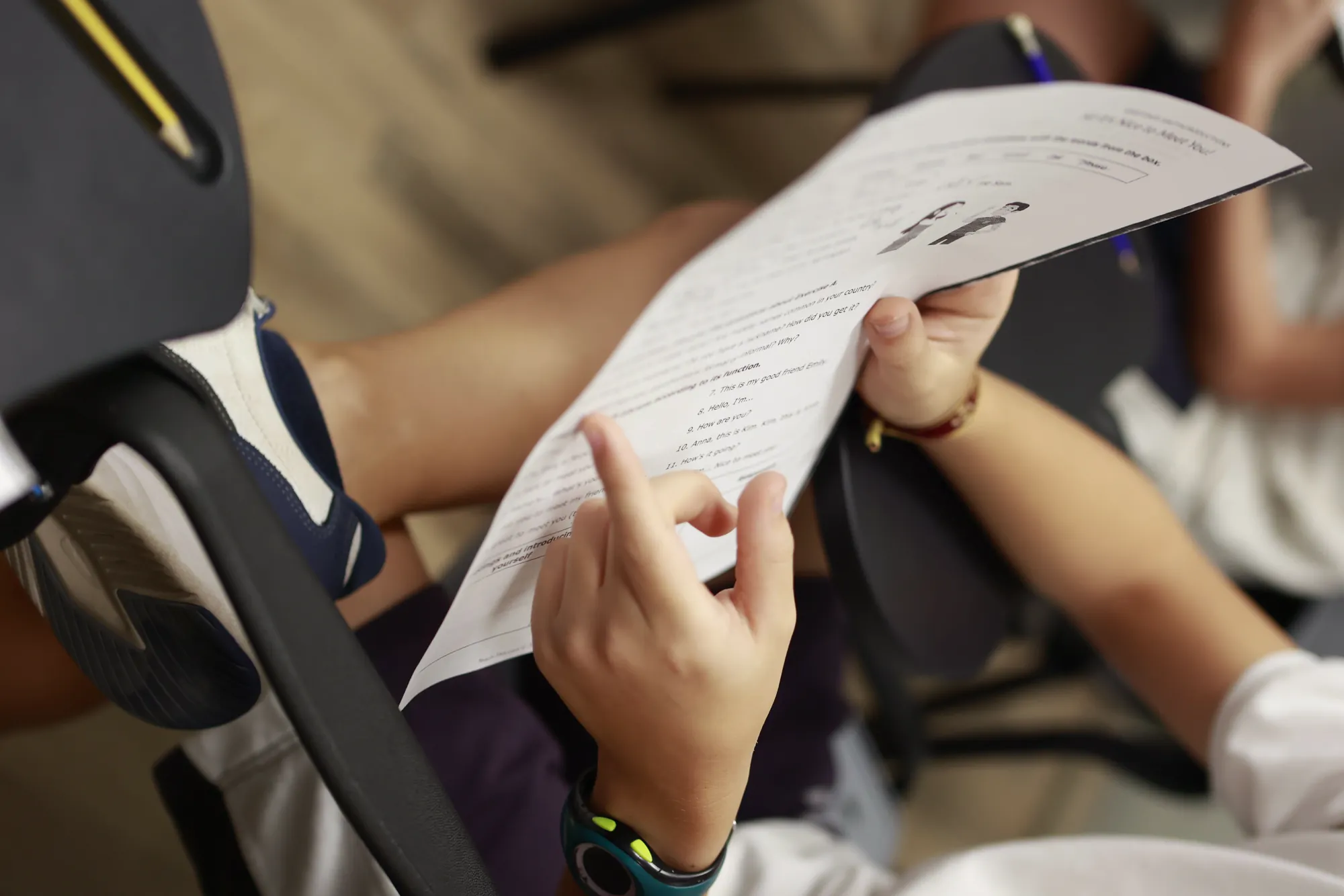 Alumno repasando una hoja de ejercicios de inglés en clase en MayFair School Córdoba