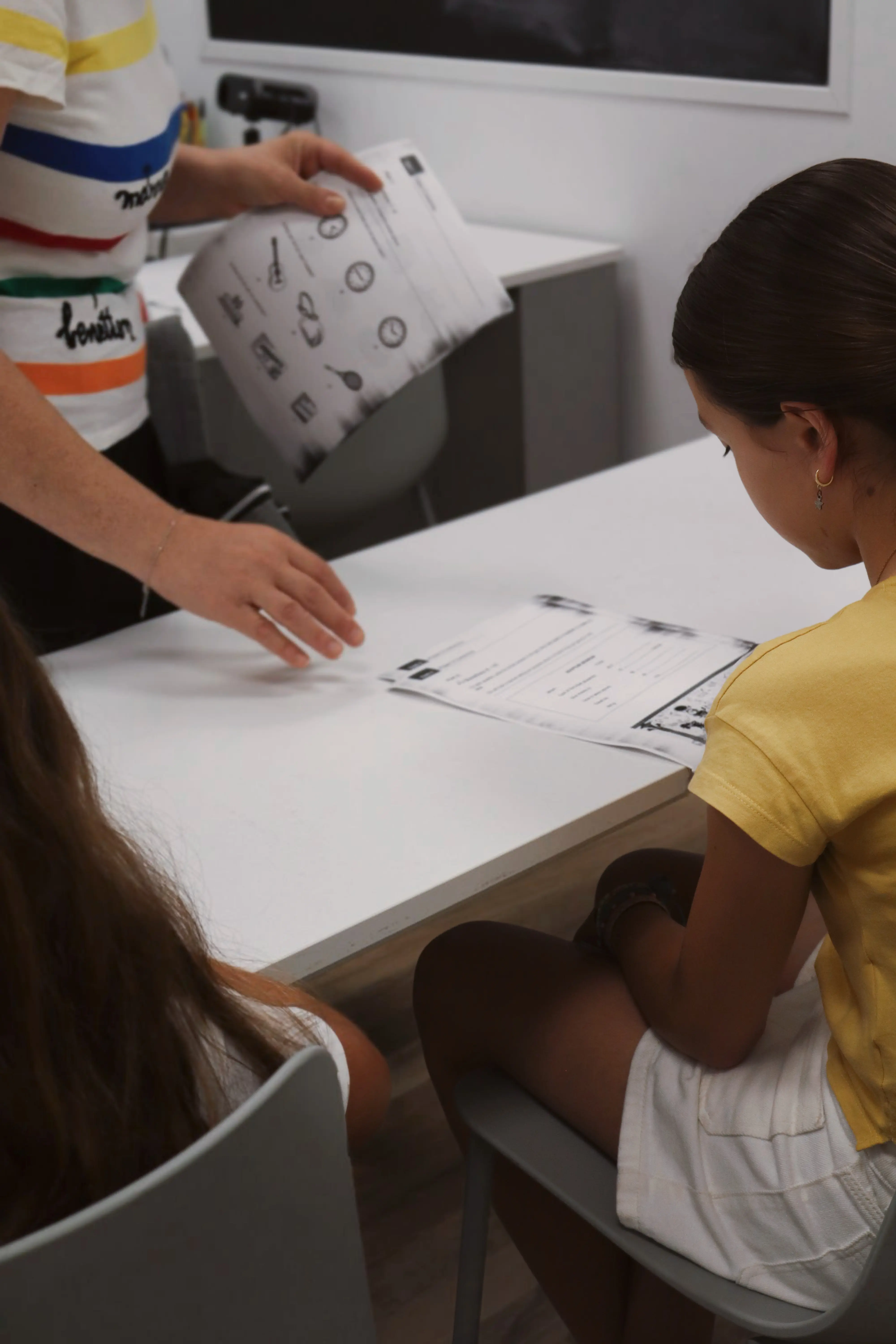 Alumnos de primaria trabajando con material de vocabulario en inglés en MayFair School Córdoba